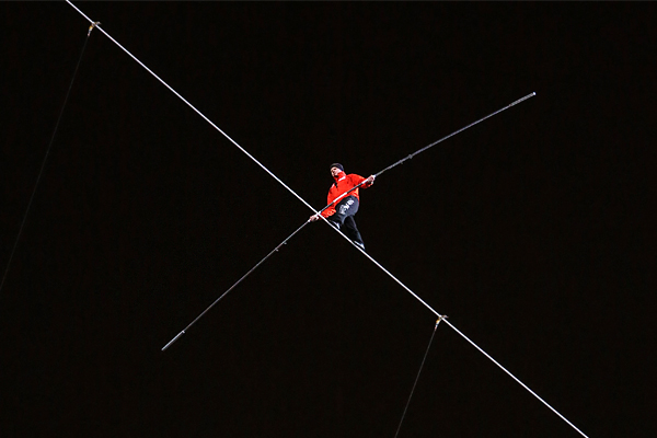 35-летний спортсмен преодолел расстояние за шесть с половиной минут.