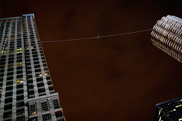 Расстояние между этими высотками канатоходец преодолел за минуту и 17 секунд.