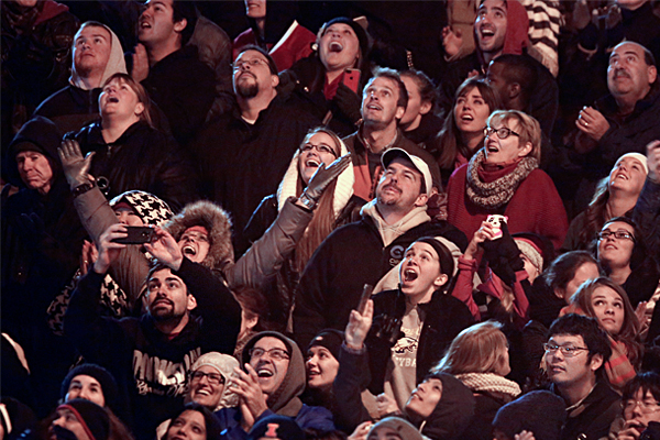 На земле за проходом Валленды наблюдали тысячи людей.