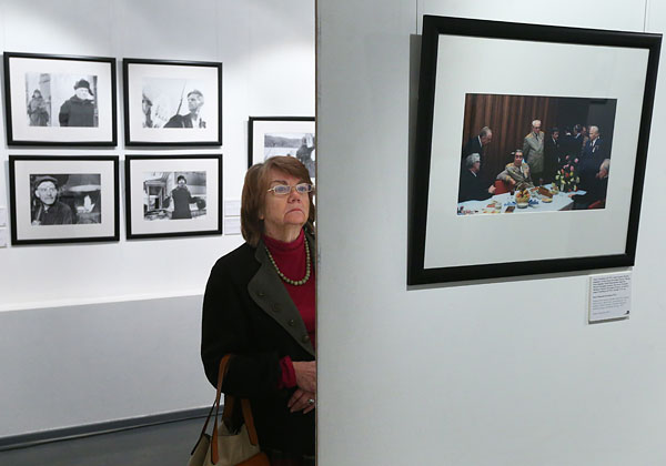На открытии выставки фотографий ТАСС "Вокруг меня гудит ХХ век".