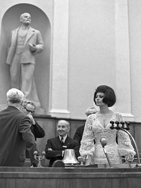 "Итальянская киноактриса Софи Лорен в зале заседания Верховного Совета СССР". Москва, 1965 год.
