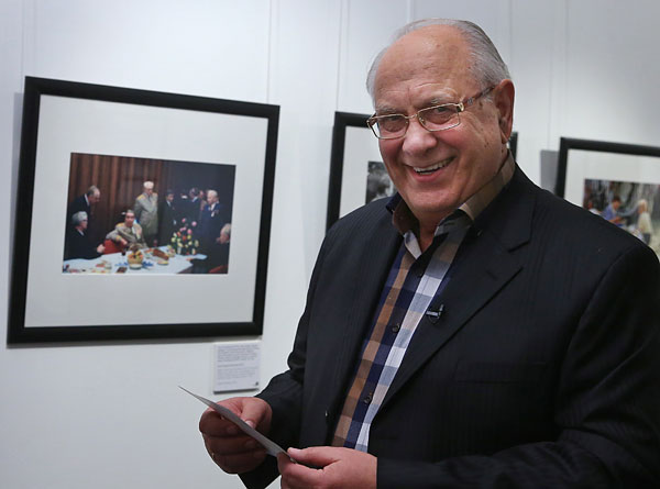 Бывший личный фотограф Леонида Брежнева Владимир Мусаэльян на открытии выставки.