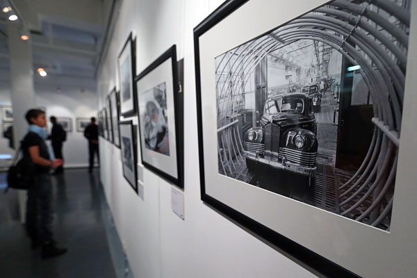 Работа фотографа Владимира Савостьянова "Легковая машина в камере для испытаний на водонепроницаемость на 1-м государственном автомобильном заводе имени И.В.Сталина".