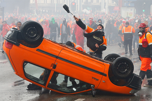 Беспорядки возникли около Южного вокзала, где манифестанты начали бросать в стражей порядка камни, бить стекла, переворачивать и поджигать автомобили.