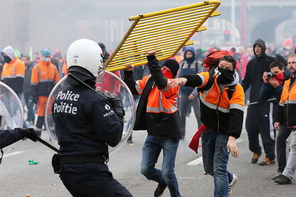 Для разгона демонстрантов полиция была вынуждена применить слезоточивый газ и водометы.