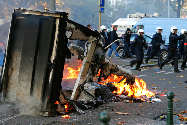 Также были повреждены несколько автомобилей, припаркованных на пути шествия.