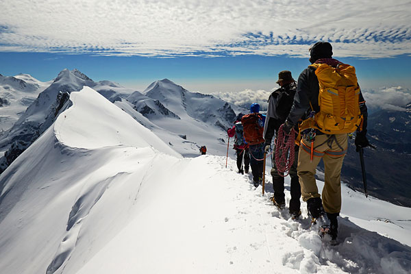 Альпинисты на горном хребте альпийского курорта Церматт.