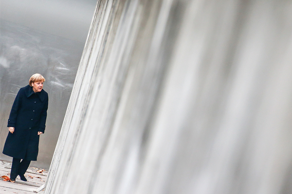 Канцлер ФРГ Ангела Меркель, выросшая в восточном Берлине, посетила мемориал, расположенный рядом с сохраненным фрагментом стены на улице Бернауэр-штрассе.