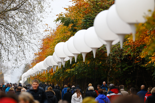 Главным символом праздника стала символическая инсталляция "Граница света", протянувшаяся на 15 километров вдоль бывшей границы между двумя государствами.