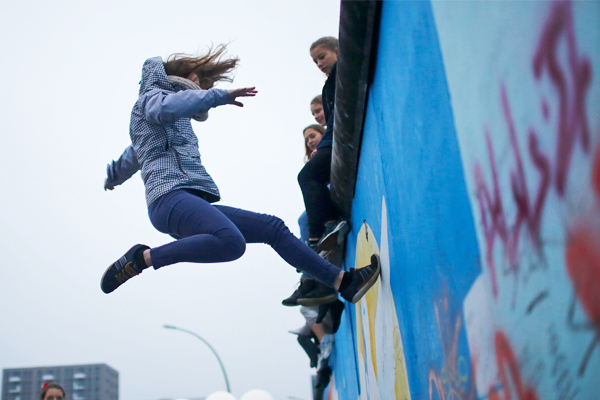 Жители Берлина и гости столицы смогли ближе познакомиться с историей Германии, посетив сохранившуюся часть Берлинской Стены в Галерее Ист-Сайд.