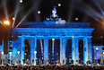Кульминацией праздника стал поочередный запуск в небо около восьми тысяч светящихся воздушных шаров, которые символизируют падение Берлинской стены и исчезновение границы между Восточной и Западной Германией.