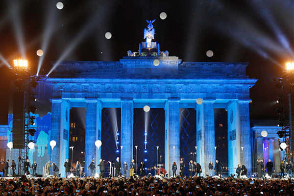 Кульминацией праздника стал поочередный запуск в небо около восьми тысяч светящихся воздушных шаров, которые символизируют падение Берлинской стены и исчезновение границы между Восточной и Западной Германией.