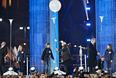 В памятных торжествах приняло участие все высшее руководство ФРГ, а также специальные приглашенные гости - первый президент СССР Михаил Горбачев (на фото в центре) и бывший лидер польского движения "Солидарность" Лех Валенса.