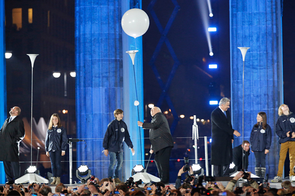 В памятных торжествах приняло участие все высшее руководство ФРГ, а также специальные приглашенные гости - первый президент СССР Михаил Горбачев (на фото в центре) и бывший лидер польского движения "Солидарность" Лех Валенса.