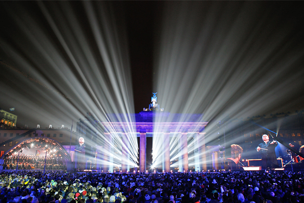В рамках концерта британский певец Питер Гэбриэл исполнил песню "Heroes" Дэвида Боуи, а Берлинский государственный оркестр под руководством Дэниэля Баренбойма сыграл "Оду к радости" Бетховена.