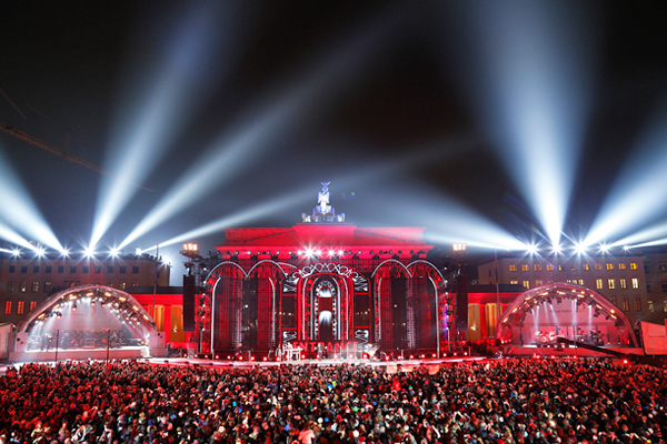 Сотни тысяч человек приняли участие в концертах, уличных торжествах и выставках, которые прошли по всему Берлину.