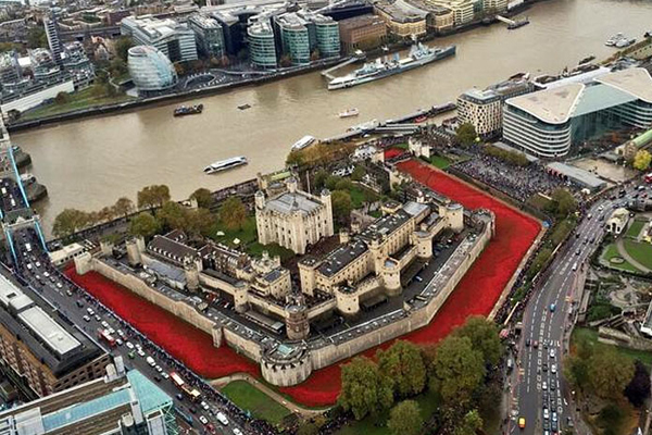 Лондонская полиция периодически выкладывала в твиттер снятую с воздуха "реку" из красных цветов вокруг Тауэра. Это фото было сделано незадолго до завершения "высадки" всех маков.