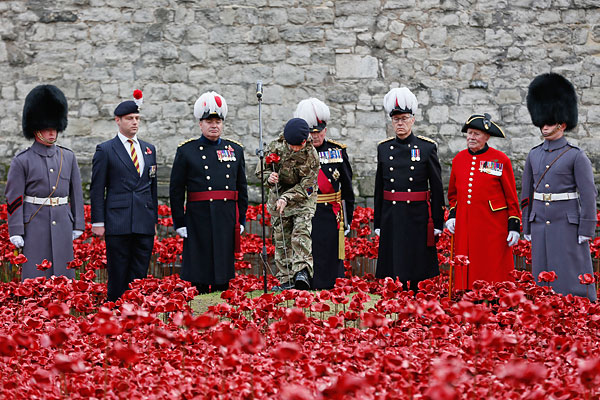 Каждый из красных маков символизирует одного из погибших солдат Британской империи. Последний, 888246-й по счету цветок, в день окончания Первой мировой войны "посадил" 13-летний слушатель военного училища Гарри Хэйс.