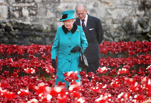 Королева Великобритании и Северной Ирландии Елизавета II и ее супруг принц Филипп прогулялись среди красных маков в середине октября.