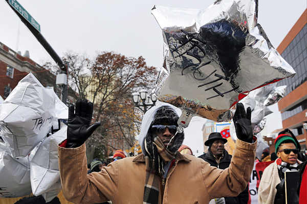 Марш протеста в Клейтоне, штат Миссури.