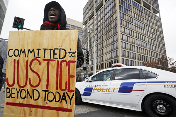 Демонстрация жителей города Клейтон против жестокости полиции, штат Миссури.