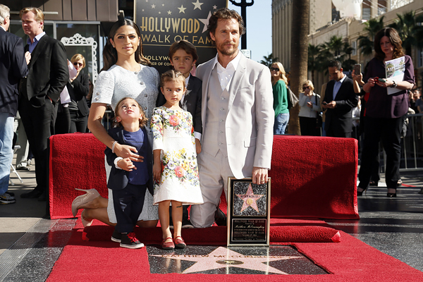 Вместе с женой, бразильской моделью Камилой Алвес, дочерью Видой и сыновьями Леви и Ливингстоном, Мэттью с удовольствием позировал фотографам на фоне звезды.