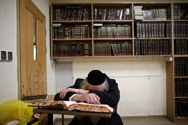 Верующий в здании иерусалимской синагоги, в которой было совершено нападение на прихожан.