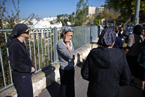 Жительницы Иерусалима недалеко от места происшествия.