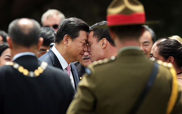 Президент Китая Си Цзиньпин во время приветственной церемонии маори на территории дома правительства в Веллингтоне, Новая Зеландия.