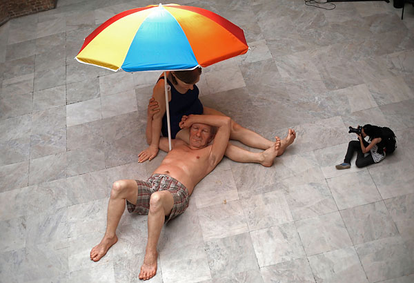 Скульптура Рона Мьюека "Пара под зонтиком" в галерее в Сан-Паулу.