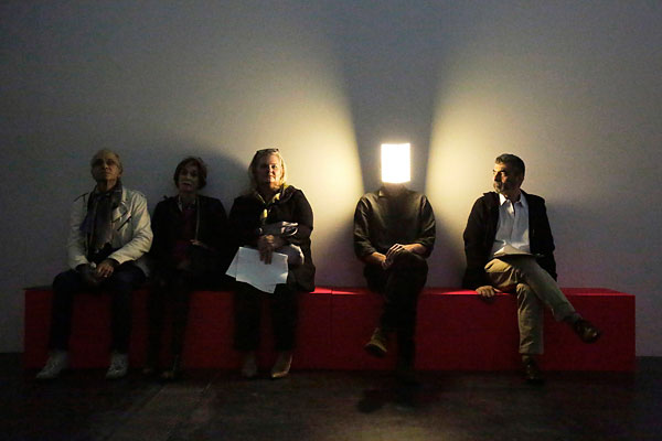 Человек в светодиодной маске - часть интерактивной инсталляции французского художника Пьера Юига. Музей искусств в Лос-Анджелесе.