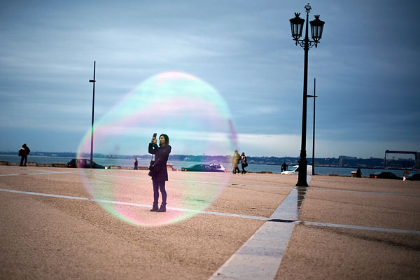 Турист на Дворцовой площади в Лиссабоне.