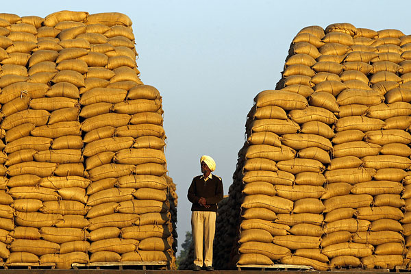 Мешки с рисом на оптовом рынке зерна в индийском городе Чандигарх.