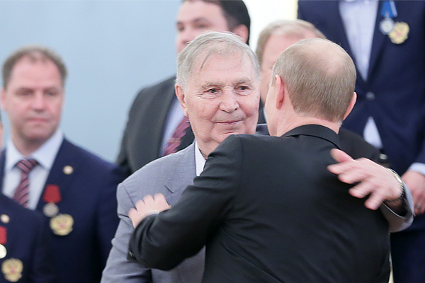 Президент России Владимир Путин и Виктор Тихонов во время церемонии награждения национальной сборной России по хоккею, победившей в финале чемпионата мира в Минске. 2014 год.