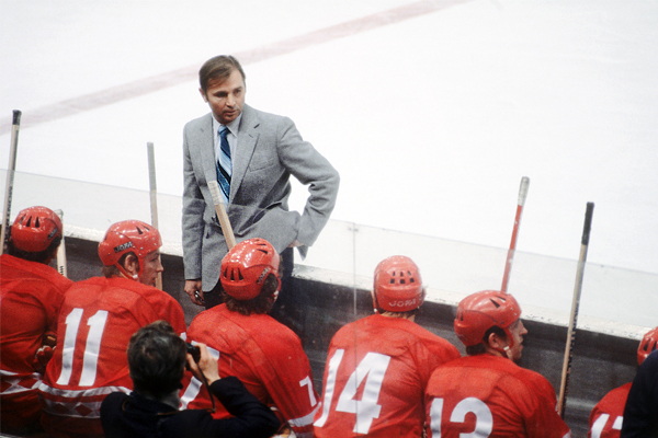 Тренер сборной СССР по хоккею Виктор Тихонов во время игры в 1979 году.