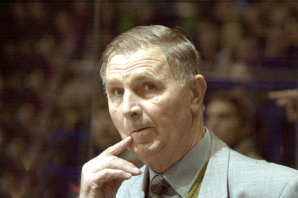 Тренер Тихонов во время матча ЦСКА с ярославским "Локомотивом". 2002 год.