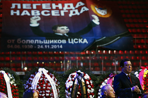 Певец Иосиф Кобзон (справа) на церемонии прощания с Виктором Тихоновым