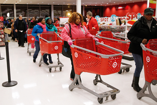 Покупатели в универмаге Target в Чикаго