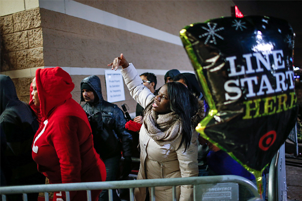 Очередь в магазин Best Buy в Ньюпорте