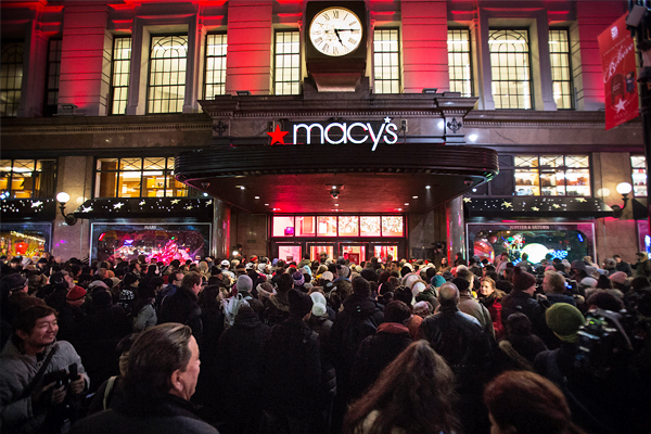 Толпа людей на входе в магазин Macy's в Нью-Йорке