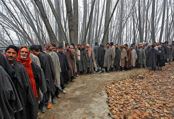 Очередь из голосующих на выборах в законодательное собрание индийского штата Джамму и Кашмир