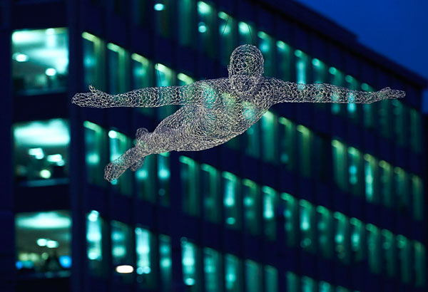 Один из элементов инсталляции под названием "Путешественники" французского художника Седрика Ле Борне на площади Бель-Эр в Женеве