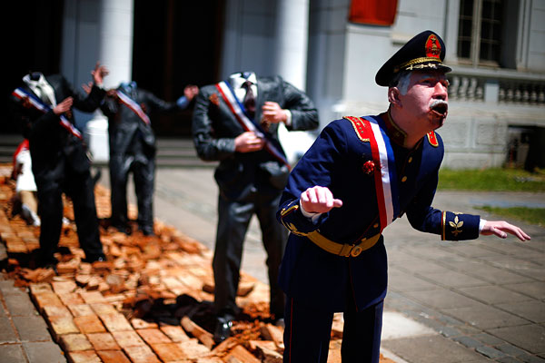 Скульптурная композиция, изображающая бывшего чилийского диктатора Аугусто Пиночета и обезглавленных президентов в Музее современного искусства в Сантьяго