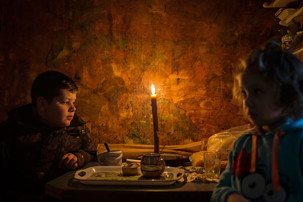 Дети сидят при свечах в своем доме в восточном сербском городе Майданпеке. Жители остались на несколько дней без электричества из-за разрыва проводов на линиях электропередач после ледяных дождей.