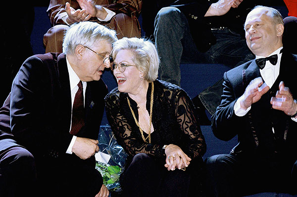 Народные артисты СССР Олег Басилашвили и Алиса Фрейндлих, народный артист России Андрей Толубеев (слева направо) на юбилейном вечере, посвященном празднованию 85-летия Академического Большого драматического театра им. Георгия Товстоногова.