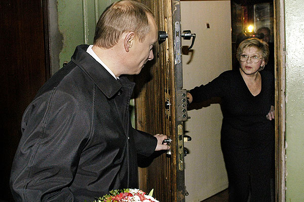 Наверное, нет ничего удивительного в том, что президент России заглядывает поздравить тебя с днем рождения. После того, как перед тобой на коленях стоял Д`Артаньян. Санкт-Петербург. 2004 год. Президент России Владимир Путин поздравил актрису Алису Фрейндлих с юбилеем, побывав у нее в гостях.