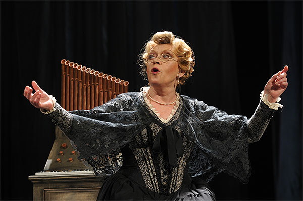 Актриса Алиса Фрейндлих в роли Москалевой во время прогона спектакля "Дядюшкин сон" на сцене Большого драматического театра им. Г.А. Товстоногова.