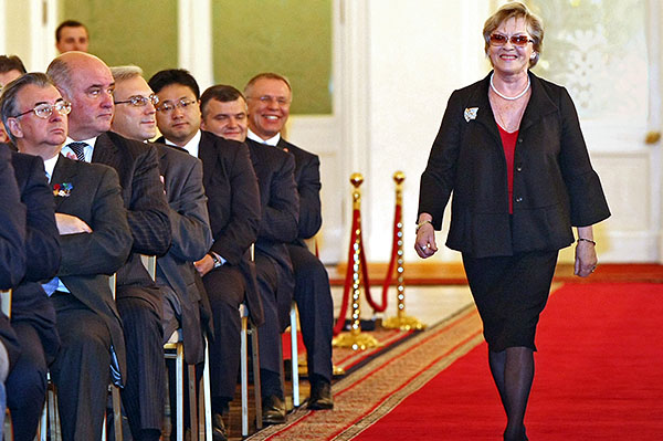 Алиса Фрейндлих во время торжественной церемонии вручения Государственной премии за 2007 год в области литературы и искусства, науки и технологий в Георгиевском зале Большого Кремлевского дворца.