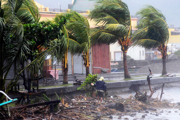 В стране отменили десятки местных авиарейсов и приостановили паромное сообщение между некоторыми островами