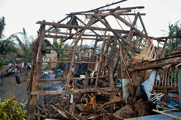 Специалисты отмечают сходство по мощности "Хагипута" с супертайфуном "Хайян", который обрушился на Филиппины в ноябре прошлого года. Тогда погибли или пропали без вести несколько тысяч человек.